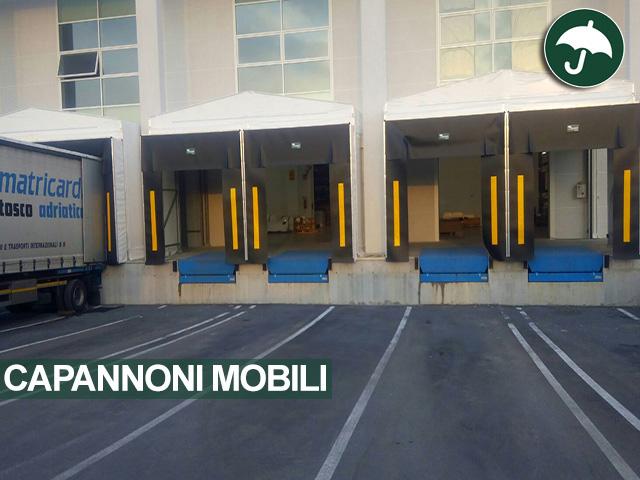 Tre capannoni mobili modello Long e due capannoni mobili modello Monoside con porte rapide e sigillanti