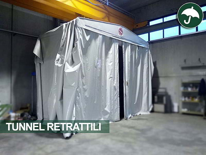 Tunnel retrattile frontale in un capannone aziendale